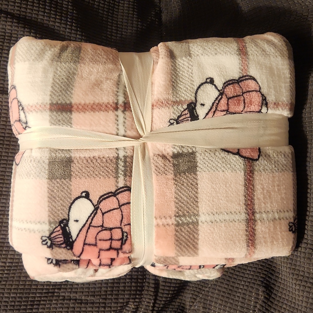NWT Peanuts Snoopy Puffer Jackets Pink Winter Christmas Blanket Throw Full/Queen
